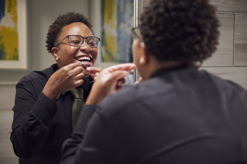 Individual flossing in the mirror